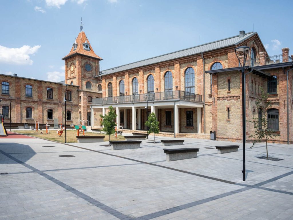 Selyemgyár Kulturális Negyed, Mohács, Magyarország. Alkalmazott rendszerek: MB-45, MB-70HI, MB-SR50N